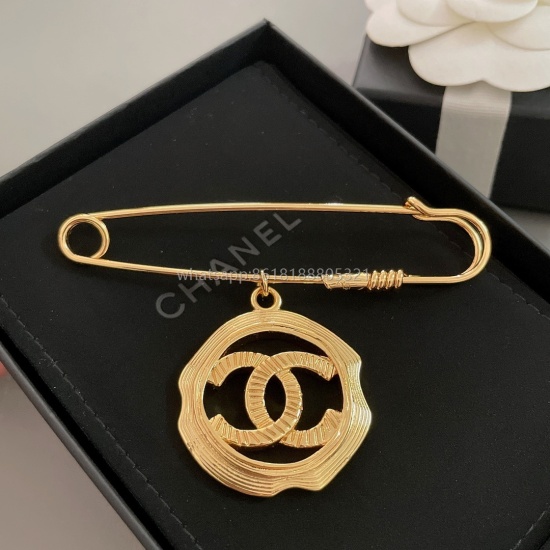 2023.07.23 High quality details as shown in the picture Fragrant Pin Pendant brooch wall crack recommendation! Super versatile, super beautiful, and elegant and timeless! Pins are specially customized and can only be ordered from 0 pieces. There are no re