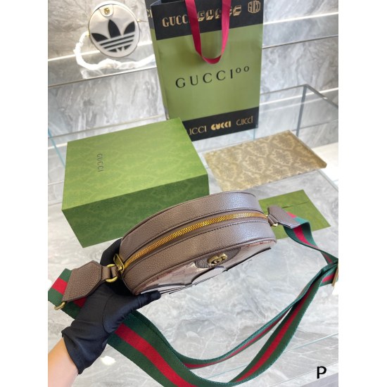 2023.10.03 p185 Retro Academy Athletic Style | Gucci x Adidas Co branded Collection This collection is inspired by the style of the academy style. Presented in retro colors and a sports club uniform style, this collection combines classic Gucci webbing wi