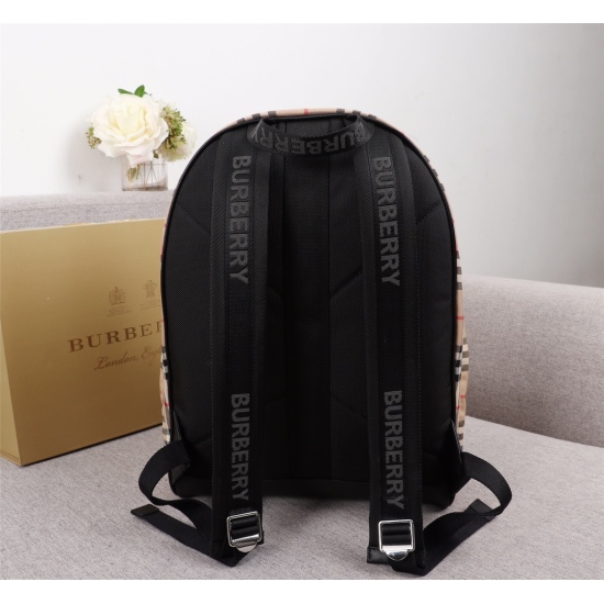 2024.03.09P680 (Top Original Quality)! The B family nylon backpack is decorated with Vintage vintage plaid patterns and smooth leather trim. The shoulder straps are adorned with Burberry letter jacquard spun logo. Model: 1061! Size: 30.5 x 14.5 x 42.5cm