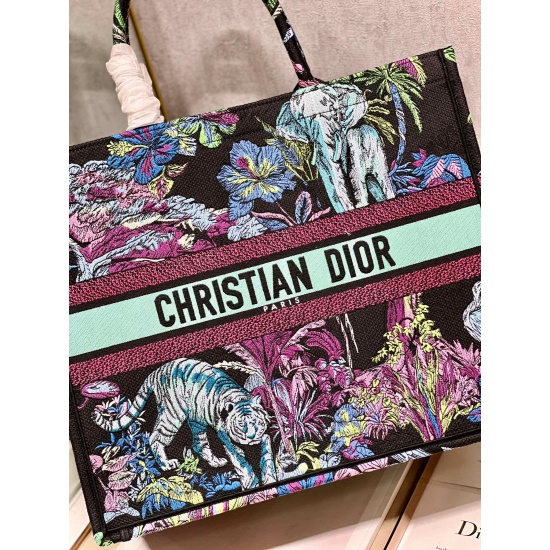 20231126 Large 780 [Dior] Popular Book Tote shopping bag, embroidered in elephant green. This Book Tote handbag is inspired by the creative director of women's clothing, Maria Grazia Chiuri, which is a flagship product that embodies Dior's aesthetic. It c
