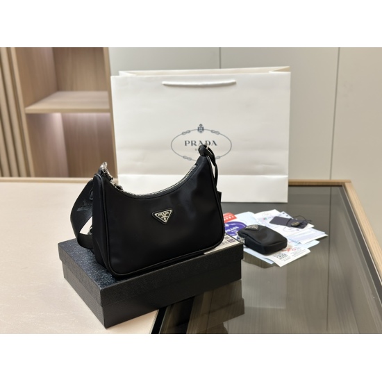 2023.11.06 200 box size: 22.16cm Prada hobo underarm bag, Prada three in one! A large bag similar to a dumpling bag with a small bag, a wide shoulder strap with a chain, instantly came up with N matching methods in my mind, very versatile, and the upper b