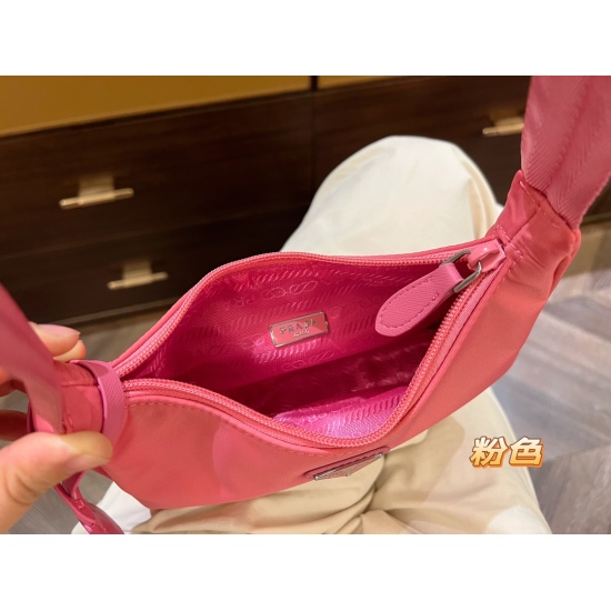 2023.11.06 140 comes with a box size of 22 * 13cm Prad hobo nylon underarm bag, which is truly perfect! packing ✔️ The design is super convenient and comfortable!