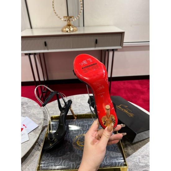 On November 17, 2024, the P350 Scepter Sandals Mascasandal were like a gem, filled with creative details. This sandal is made of shiny black calfskin, with a heel of 85mm. Inspired by Maison Christian Louboutin's eye black, it is reminiscent of ancient co