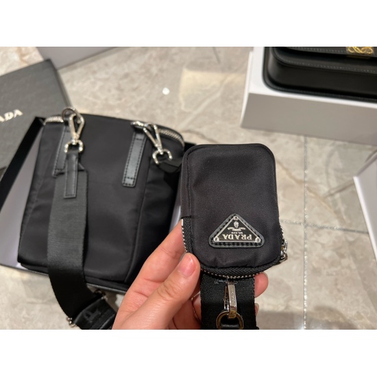 2023.11.06 190 box size: 16 * 20cmprad triangle bag, I really fell in love with it at a glance! Both spring, summer, autumn, and winter can be carried for both men and women!