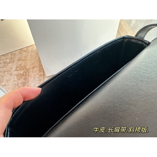 March 30, 2023, 215 with box (upgraded version) size: 20 * 11cm celine 22ss super beautiful crossbody bag ⚠️ Shoulder strap extension version: crossbody ⚠️ Head layer cowhide original box leather ⚠️ Original hardware products