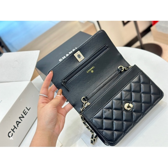 On October 13, 2023, 200 comes with a folding box and an airplane box size of 19 * 12cm. The Chanel Pearl Wealth Bag woc quality is very good! The bag has a slot and a hidden bag! Very practical!