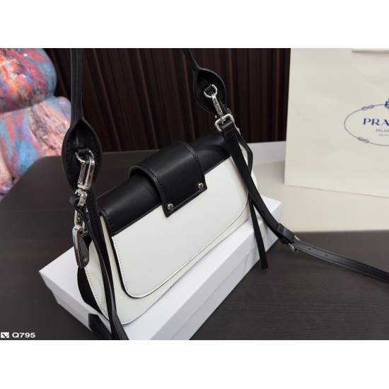 On June 6, 2023, the 215 gift box Prada FW 23 is a new runway model with a versatile upper body. The most important thing is the age reducing version, which is used by many celebrities. The leather is relatively delicate and soft, and the feel is very com