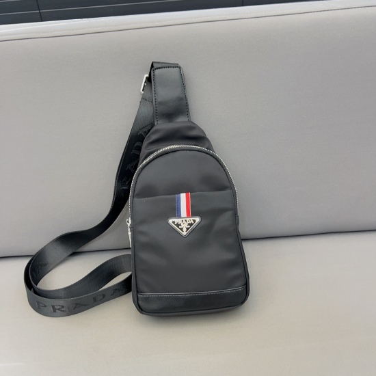 On November 6, 2023, P140 Prada canvas printed chest bag, nylon fabric crossbody shoulder bag, essential for daily travel. Original fabric is used for physical photography and distribution. Dustproof bag is 28 x 16 cm.