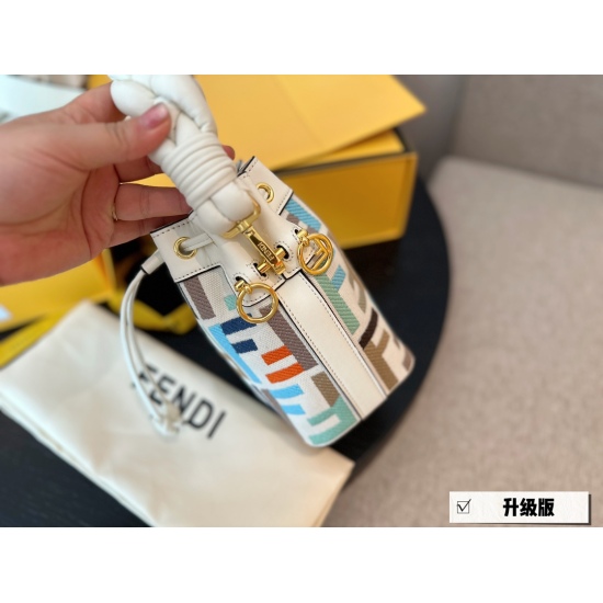 2023.10.26 235 box size: 13 * 18cm Fendi cute! Bucket bag! Lovely and warm, it's not just good!