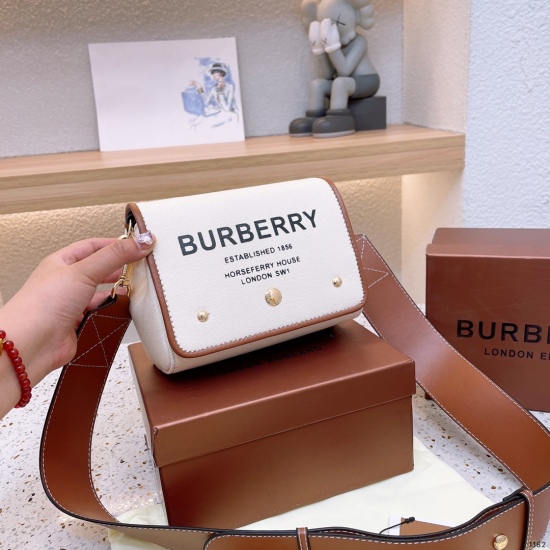 2023.11.17 P195 Gift Box Packaging BURBERRY Burberry Small Horseferry Canvas Messenger Bag Flap Strap Letter Pack 18 14