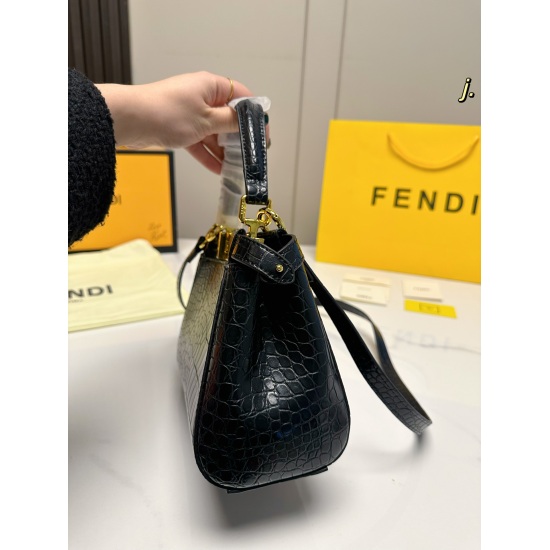 2023.10.26 P210 (Folding Box) size: 2318FENDI New Peekaboo Crossbody Bag with Crocodile Leather, Soft Hand Feel, and Metal Fasteners for a More Advanced Overall ❗ The space is very large, and the front and rear layers are designed to fit into a bag with a