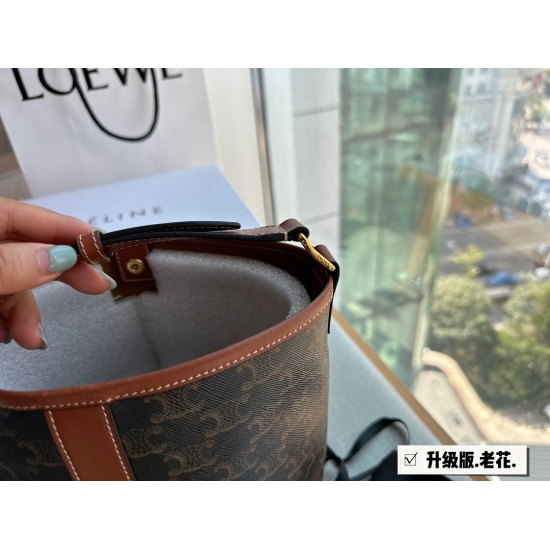 2023.09.03 195 box size: 18 * 22cm (small) Celine bucket bag, who can withstand it! A bucket that can be used all year round! I have always loved the classic and perfect combination of old flower colors and bags! Appearance Super Online Oh