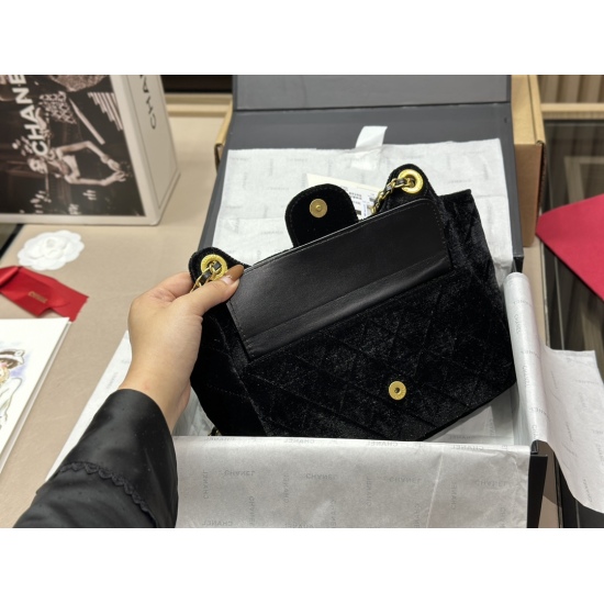 On October 13, 2023, 245 comes with a foldable box and airplane box size: 22 * 16cm # Chanel 23C hippie hobo new product 23C series is really amazing. This popular Tmall Genie is really beautiful, commonly known as a cowhorn bag, which has a design sense.