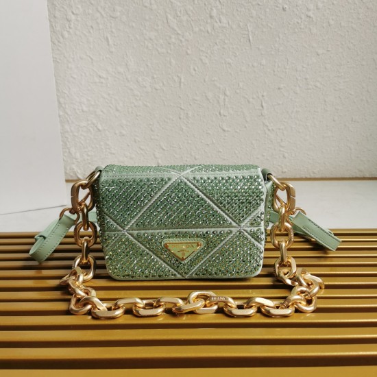 On March 12, 2024, the original 880 special grade 1000 and the new 2023 crystal bag 1BD329 features a full body imitation crystal and stitching, with a luxurious interplay thread outlining a triangular pattern on this mini handbag, reflecting the brand's 