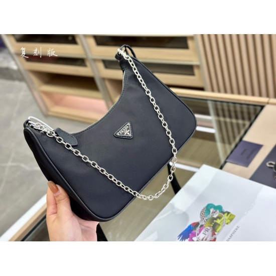 2023.11.06 225 comes with a foldable box size of 25.17cm Prada hobo underarm bag, Prada three in one! A large bag similar to a dumpling bag with a small bag, a wide shoulder strap with a chain, instantly came up with N matching methods in my mind, very ve