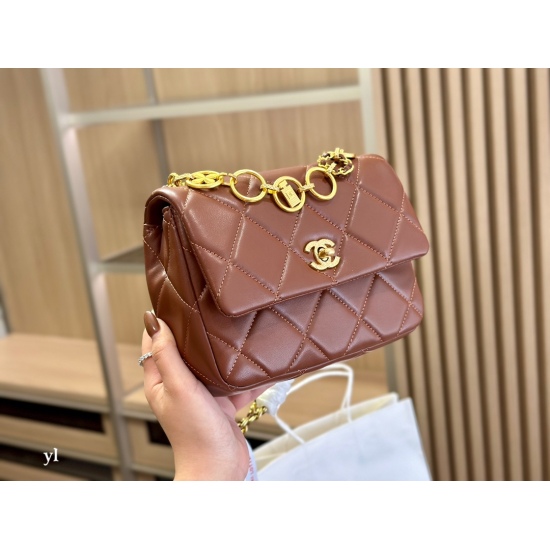 On October 13, 2023, 205 comes with a foldable box size of 20.15cm. Chanel's new gold coin badge is the best and most valuable item to buy this season