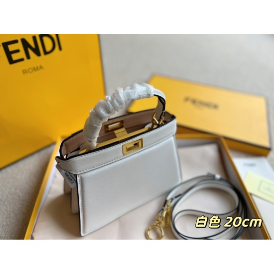 2023.10.26 225 box size: 20 * 15cm (new size) Fendi's new Iseeu super practical small size mobile cosmetic wallet can be put in! I have already planted grass! I feel like this size is just right!