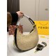 2023.10.26 P205 (with box) size: 2715FENDI Fendi's new Lafite underarm bag with a crescent moon has a striking appearance in addition to the underarm back. The metal logo at the bottom is super eye-catching, and the capacity is also very large: it feels t