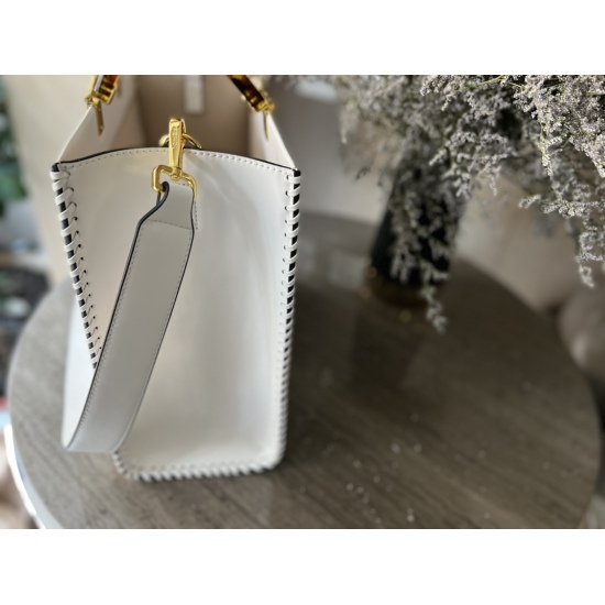 2023.10.26 235 Boxless Size: 35 * 30cm (small) F Home Fendi Peekabo Shopping Bag: Classic tote design! But the biggest feature of this one is: portable: crossbody!
