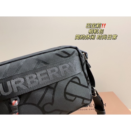 2023.11.17 P185 folding box ⚠️ The size 20.16 Burberry camera bag is versatile and without friends, it is cool, fashionable, and highly organized. The material is very light and can be worn, and the upper body is also handsome