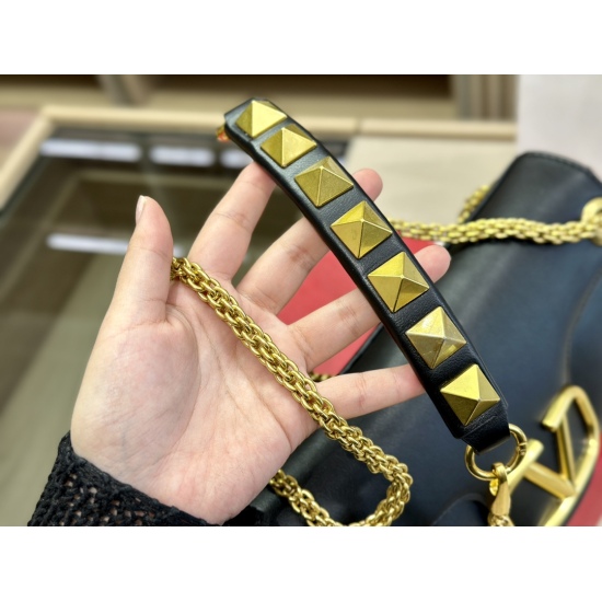 2023.11.10 260 box size: 27 15cm Valentino new product! Who can refuse Bling Bling bags, small dresses with various flowers in spring and summer~It's completely fine~