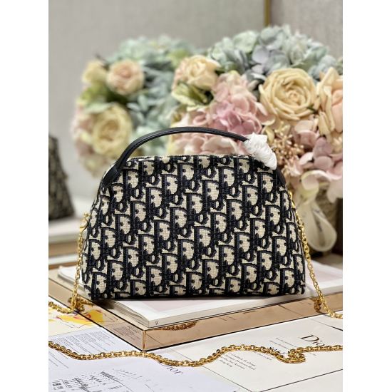 20231126 Large 710 [Dior] New 30 MONTAIGNE D-COSY handbag, this D-COSY handbag is a summer 2023 new product, with a practical and elegant design that enhances the style of the 30 Montaigne series. Crafted with blue Oblique printed fabric, with a spacious 