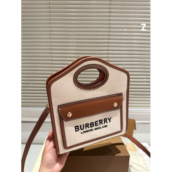2023.11.17 P195 Autumn's First Bag | The Burberry Postman Bag is indeed the most suitable bag for autumn. It can be carried and shouldered, with a super large capacity. The entire bag is square, retro and cute, making it perfect for autumn. Not only do yo