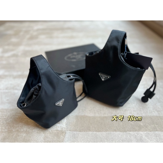 2023.11.06 140 65 no box size: 15 * 10cm (small) 18 * 15cm (large) Prad popular internet celebrity with the same drawstring small bucket bag Prada lunch box bag can be carried by hand or carried by side ⚠ Equipped with a chain that can be cross hung