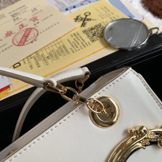 20240319 P650 [Dolce Gabbana] Style number: 5180 Top level original order ➰ The delicate handmade series of crossbody bags are made of imported raw materials. The front is embellished with resin bottom, plated with real gold DG logo. The front flip is cov