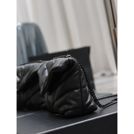 20231128 batch: 650 black buckle double chain Loulou Puffer mini_ Mini size double chain bag is here! The whole bag is made of soft Italian sheepskin, paired with Y family diagonal stripe stitching technology. It has a soft texture front flap bag, paired 