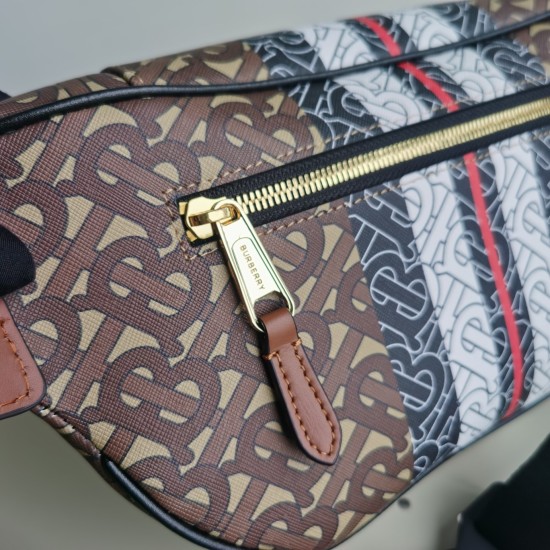 2024.03.09p530 Original Quality Burberry New Waistpack draws inspiration from the 90s street style, featuring a brand new Bt logo design and a refreshed use of environmentally friendly canvas material, which is mainly made from renewable resources. Featur