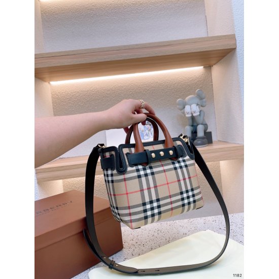 On November 17, 2023, on p220 ❤ The Burberry/Burberry shopping bag is really beautiful, isn't it? The one you've been calling for so many times looks great on the back, and the quality is super B PK. The quality of the PK counter is essential for beautifu