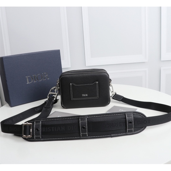 20231126 530 counter genuine products available for sale [Top quality original order] Dior Men's Jacquard Handbag/Crossbody Bag Model: 1ADPO131 (black calf leather car with white line) Size: 17 * 12.5 * 6cm Physical photo, same as the goods, heavy gold ge