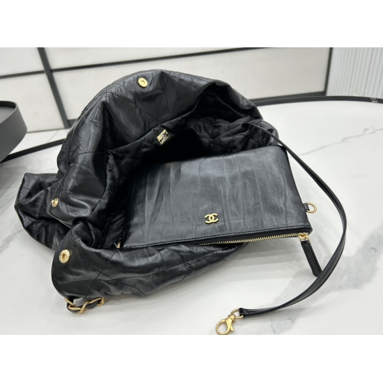 P1010 AS3261 Wrinkled Chanel 22 bag Garbage Bag is the hottest and most worth buying collection of the season. Its name is 22 bag, and anything named after a number will be popular and will definitely become a classic, super fashionable and atmospheric. I