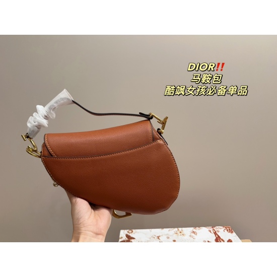 2023.10.07 Large P205 box ⚠️ Size 24.20 small P195 with box ⚠️ The size of the 19.18 Dior saddle bag is simply irresistible. It exudes a sense of elegance and sophistication, making it a must-have item for beauty collection