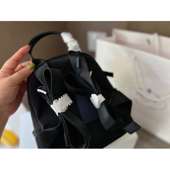 2023.11.06 175 box size: 20 * 24cm PRAD nylon backpack When it comes to backpacks, I have to recommend the design of this backpack. It's too imaginative! Convenient no need to be absent. It is a practical backpack!!! ⚠️ Mild waterproofing