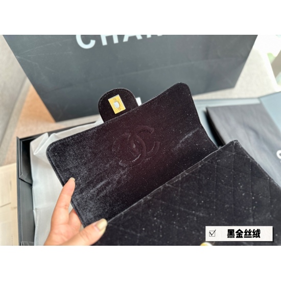 On October 13, 2023, 210 comes with a box size of 26 * 15cm Xiaoxiangjia Black Gold Velvet Bag! The best Vintage vintage style! Ultimate! Ultimate!
