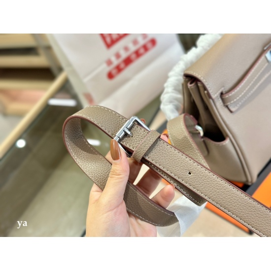 2023.10.29 235 with foldable box size: 26.20cm Hermes New Kelly size is just right! Really, ma'am. Nice looking, ma'am ⚠️  The top layer cowhide bag is particularly textured!