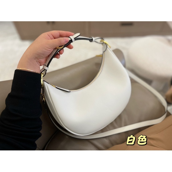 On October 26, 2023, the size of the 255 box is 28 * 16cm, and the design of the crescent underarm bag bottom that looks good at every angle is simply amazing! 360 degrees without dead corners!! It's still a pack of three backs, armpit clips! Hand held! O