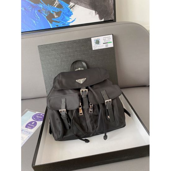 On January 6, 2023, the P200 Prada nylon backpack backpack and backpack features exquisite inlay craftsmanship, classic and versatile physical photography. The original factory fabric is high-end and high-quality, with a small ticket dustproof bag of 28 x