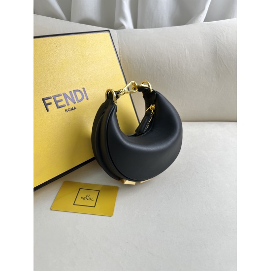 2024/03/07 batch 700 white small FEND1praphy underarm bag, featuring a crescent shaped design, decorated with the classic metal logo [FEND1] at the bottom of the bag. The outline of the bag is very close to the body's lines, and when carried under the arm