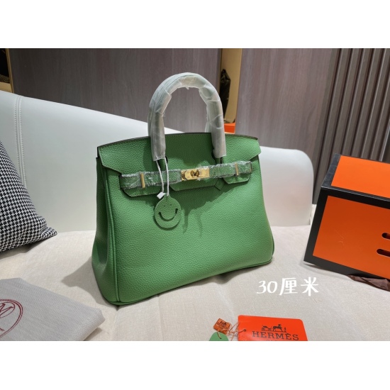 2023.10.29 30 cm p250 with scarves and cowhide 25 cm p250 Hermes Platinum Bag Hermes Classic Platinum Bag is a super beautiful platinum bag that is a must-have for many celebrities and internet bloggers. Pink, tender, and tender fairy color, this bag will