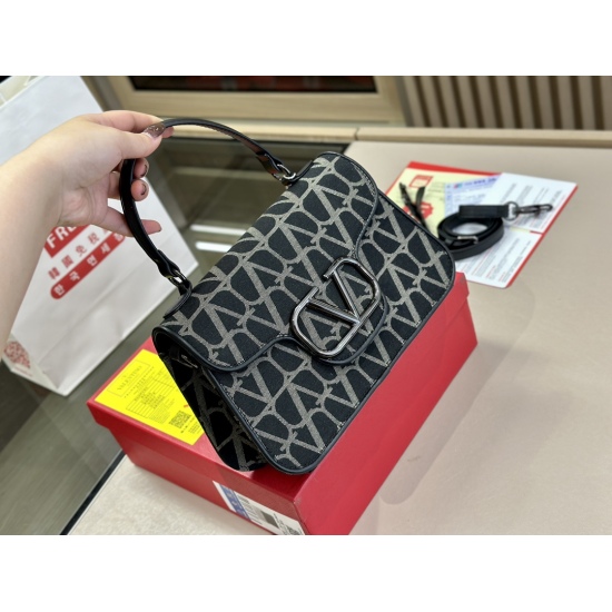 2023.11.10 220 box size: 26.17cm Valentino new product! Who can refuse Bling Bling bags, small dresses with various flowers in spring and summer~It's completely fine~
