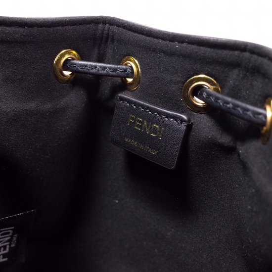 2024/03/07 p840 [FENDI Fendi] New Mon Tresor bucket bag, made of natural grass woven material with moss stitching effect, decorated with black grass woven Fendi lettering. Lined inner lining, with black leather details and gold finish, metal parts. Two de