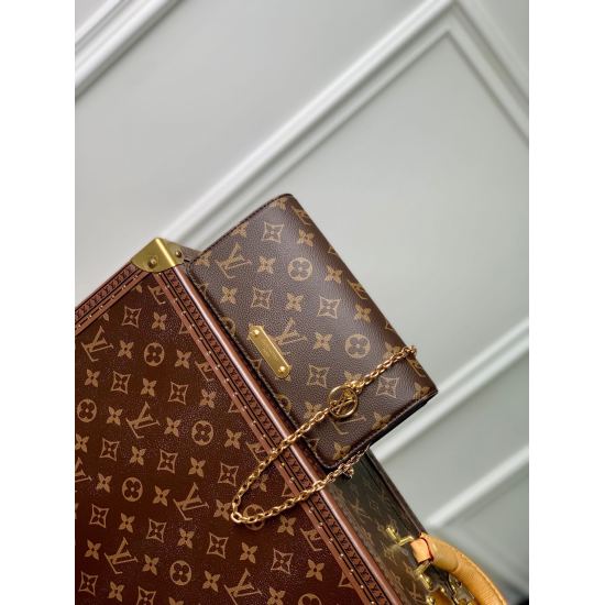 20231125 P480 top-level original order ✨ The all steel hardware Lily wallet on chain is made from Monogram canvas wallet, combining a fashionable rectangular shape with a subtle retro appearance. Its flip cover is adorned with golden decorative panels, ri