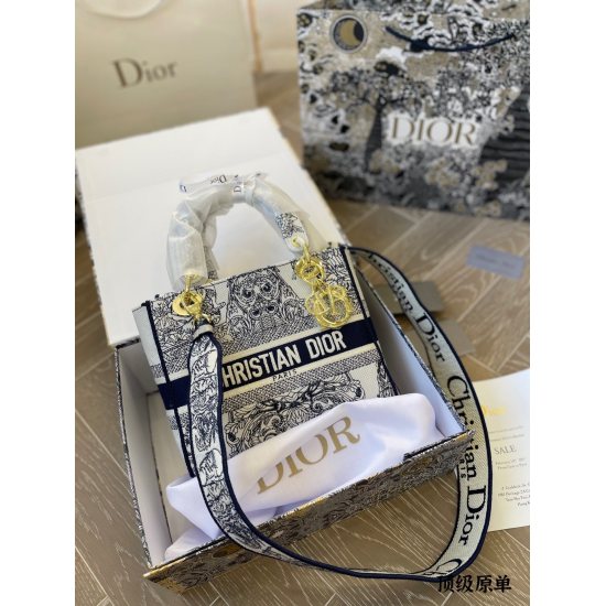 On October 7th, 2023, Dior Princess Embroidery Bag was originally a top-level p360DiorLady Life constellation embroidery limited edition bag. In Venice, Macau, a 2021 new Lady life milky white Dior constellation embroidery bag was introduced, which can cu