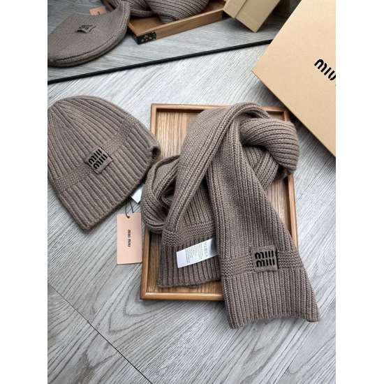2023.10.02 120. Miu Miu. [Wool Set Hat] Classic Set Hat! Hat ➕ Scarf! Warm and super comfortable~Winter Little Sister's Age Reducing Tool Oh~This winter, you just need such a set of hats~It's both warm and fashionable! Unisex! Can be made for couples! The