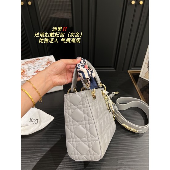 2023.10.07 Four grid P255 folding box ⚠️ Size 20.18 Three grid P250 folding box ⚠️ Size 17.15 Dior Enamel Button Princess Bag ✅ The original high-quality product is completely paired with a divine weapon, daily commuting fashion classic, and any style can