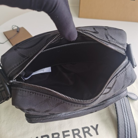 On March 9, 2024, the original order P530 Burberry's new men's printed camera bag, this super popular camera bag, distinguishes the dullness of all black bags, and the well-designed dark pattern enhances the overall artistic sense. It has been a long time