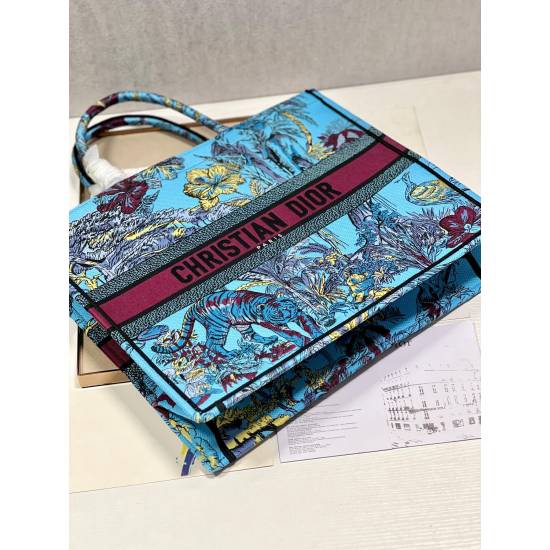 20231126 Large 780 [Dior] Popular Book Tote Shopping Bag, Elephant Blue Embroidery. This Book Tote handbag is inspired by the creative director of women's clothing, Maria Grazia Chiuri, which is a flagship product that embodies Dior's aesthetic. It can st